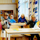 Prinsesse Ingrid Alexandra finner pulten sin i klasserommet  (Foto: Stian Lysberg Solum / Scanpix)